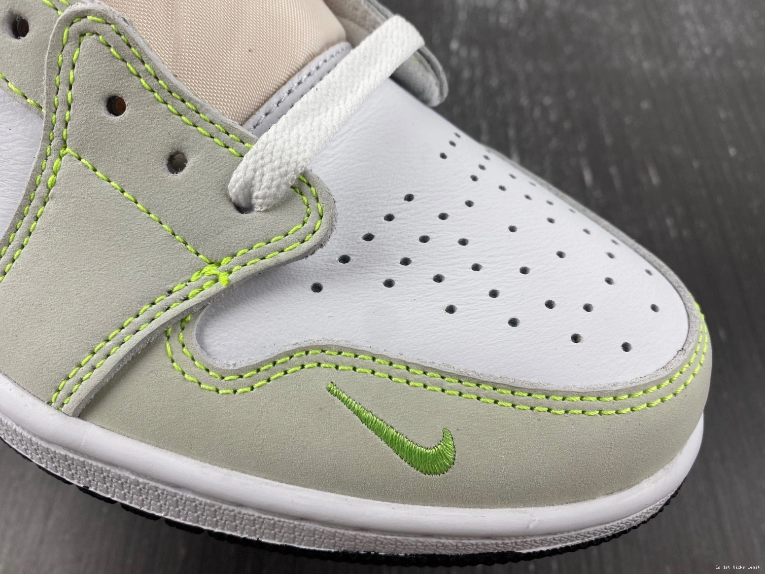  DM7837-103 Retro 1 Low Jordan Green Black White Ghost 1126